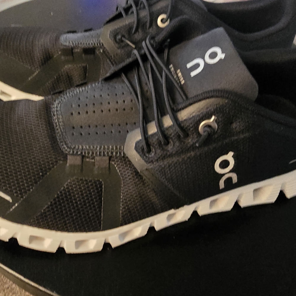 On CLOUD Running Black and White Sneakers Like New - Picture 4 of 11
